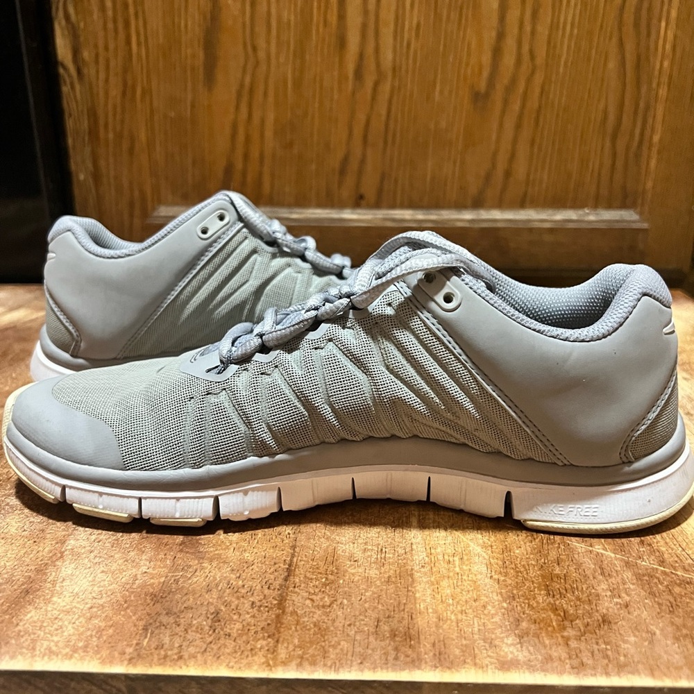 Mens size 7.5 grey nike free tennis shoes - Picture 3 of 6
